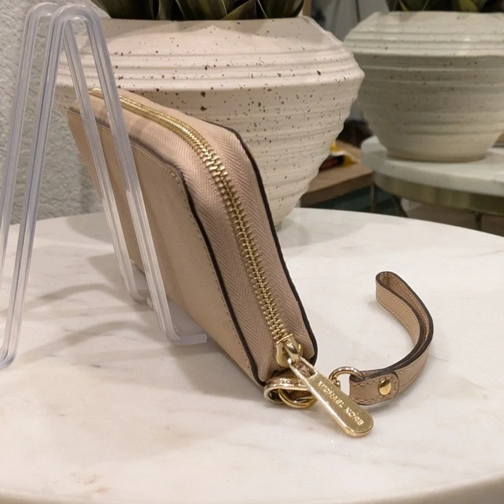 Michael Kors Jet Set‎ Travel Wallet Women OS Beige Saffiano Leather Zip Around